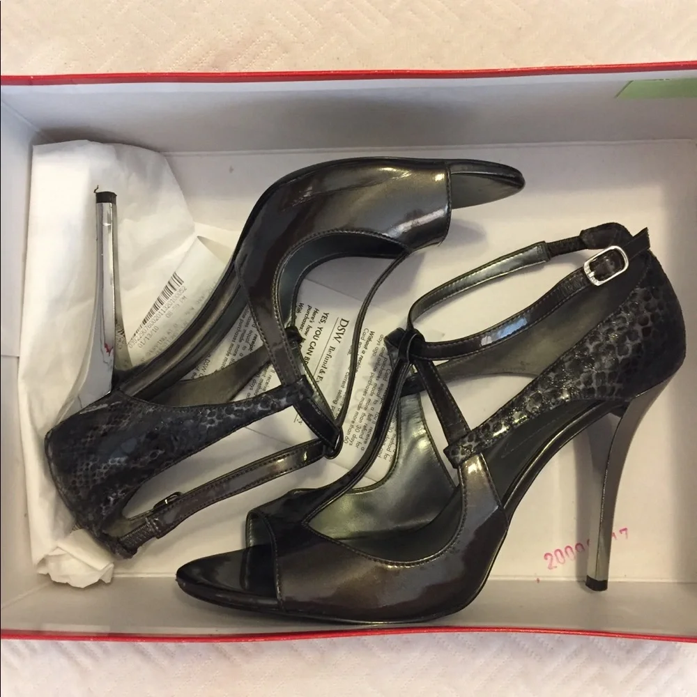 GUESS Gorgeous sz 8 guess gray/silver python high heels.